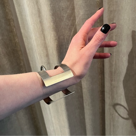 Metal O Ring Cuff Unisex - Picture 3 of 11